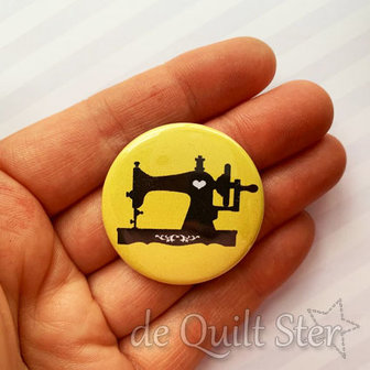 Button Vintage Naaimachine geel