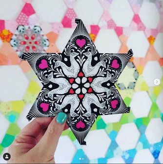 Via de instagram pagina van Tula heeft zij een heel leuke fussy cut 2" ster laten zien van deze stof