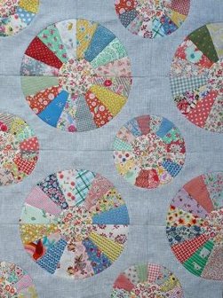 Summer Blues quilt met Essex Chambray als achtergrond stof, ontwerp van en gemaakt door Margreet Westhoeve