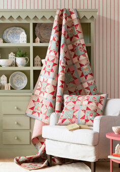 Tilda Merry Little Christmas | Mistletoe Red [100623]
