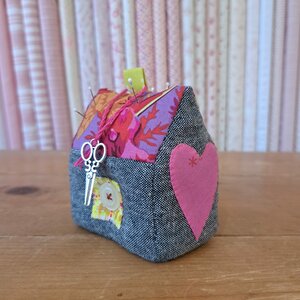 EQP + De Quilt Ster | Speldenkussen Quilt Huisje